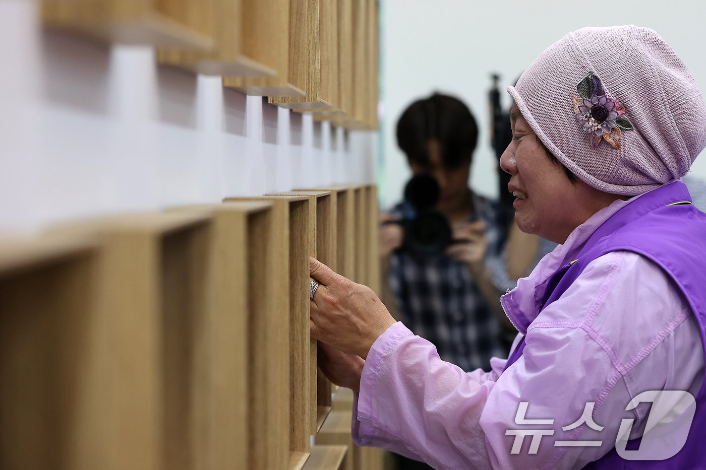 본문 이미지 - 16일 오후 서울 중구 을지로 1가 부림빌딩에 마련된 10·29 이태원 참사 기억·소통공간 '별들의 집'에서 유가족이 영정을 보며 슬퍼하고 있다. 이날 분향소는 서울광장에서 을지로 1가 부림빌딩 1층 실내로 이전했다. (공동취재) 2024.6.16/뉴스1 ⓒ News1 김진환 기자