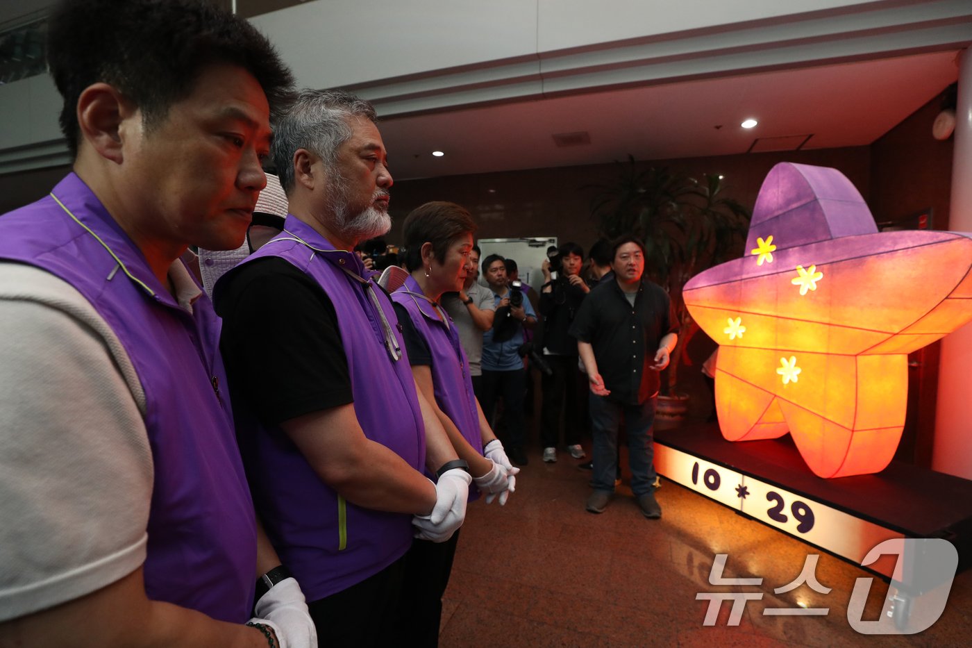 본문 이미지 - 이태원 참사 유가족협의회와 10.29 이태원 참사 시민대책위원회가 16일 서울 중구 부림빌딩에 마련된 임시 기억·소통공간 '별들의집'에서 현판식을 하며 상징물을 공개하고 있다. (공동취재) 2024.6.16/뉴스1 ⓒ News1 김진환 기자