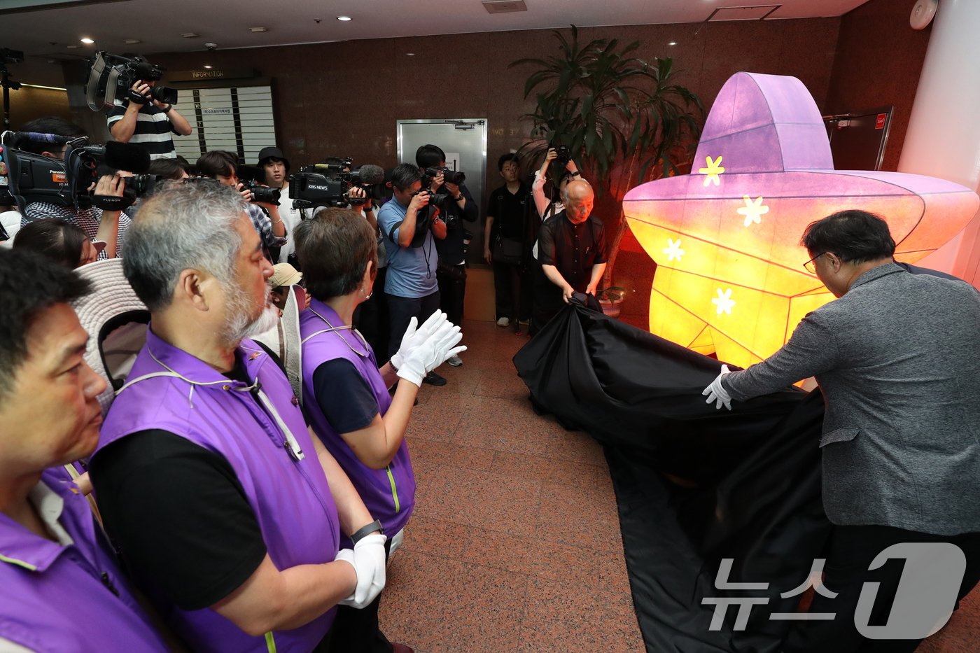 본문 이미지 - 이태원 참사 유가족협의회와 10.29 이태원 참사 시민대책위원회가 16일 서울 중구 부림빌딩에 마련된 임시 기억·소통공간 '별들의집'에서 현판식을 하며 상징물을 공개하고 있다. (공동취재) 2024.6.16/뉴스1 ⓒ News1 김진환 기자