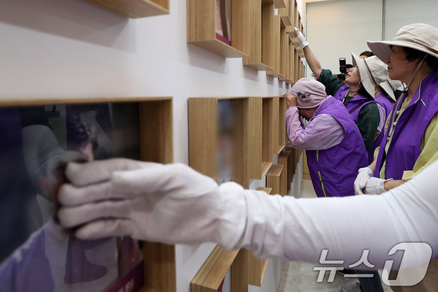 본문 이미지 - 16일 오후 서울 중구 을지로 1가 부림빌딩에 마련된 10·29 이태원 참사 기억·소통공간 '별들의 집'에서 유가족이 영정을 보며 슬퍼하고 있다. 이날 분향소는 서울광장에서 을지로 1가 부림빌딩 1층 실내로 이전했다. (공동취재) 2024.6.16/뉴스1 ⓒ News1 김진환 기자