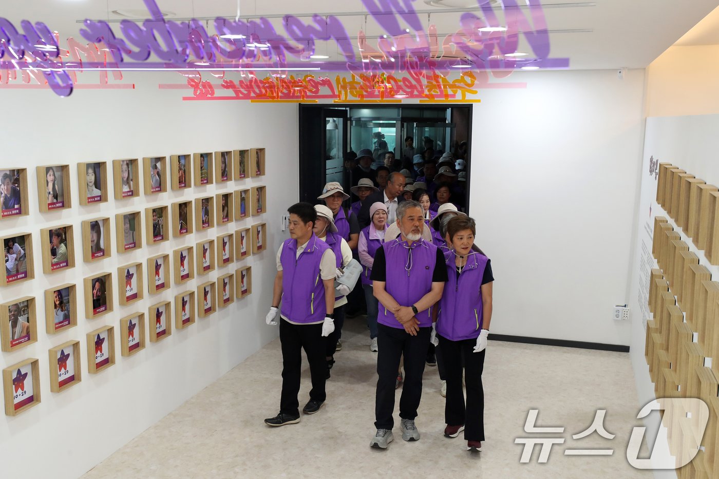 본문 이미지 - 16일 오후 서울 중구 을지로 1가 부림빌딩에 마련된 10·29 이태원 참사 기억·소통공간 '별들의 집'에서 유가족이 영정을 보며 슬퍼하고 있다. 이날 분향소는 서울광장에서 을지로 1가 부림빌딩 1층 실내로 이전했다. (공동취재) 2024.6.16/뉴스1 ⓒ News1 김진환 기자