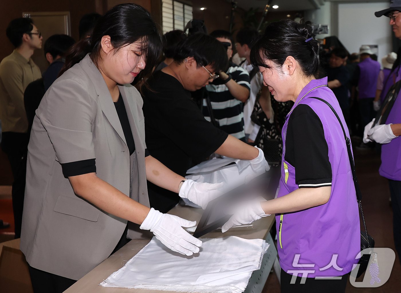 본문 이미지 - 16일 오후 서울 중구 을지로 1가 부림빌딩에 마련된 10·29 이태원 참사 기억·소통공간에서 유가족들이 서울광장 합동 분향소에서 가져온 희생자 영정을 전달하고 있다. 2024.6.16/뉴스1 ⓒ News1 김진환 기자