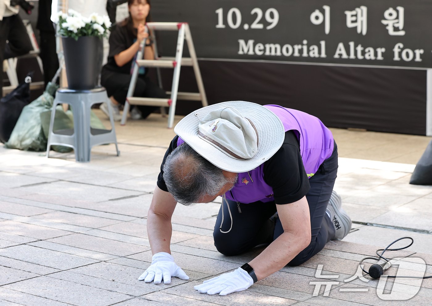 본문 이미지 - 이정민 10·29 이태원 참사 희생자 유가족들이 16일 오후 서울 중구 서울광장에서 열린 희생자 합동분향소 운영 종료식에서 참석자들을 향해 큰 절을 하고 있다. 2024.6.16/뉴스1 ⓒ News1 김진환 기자