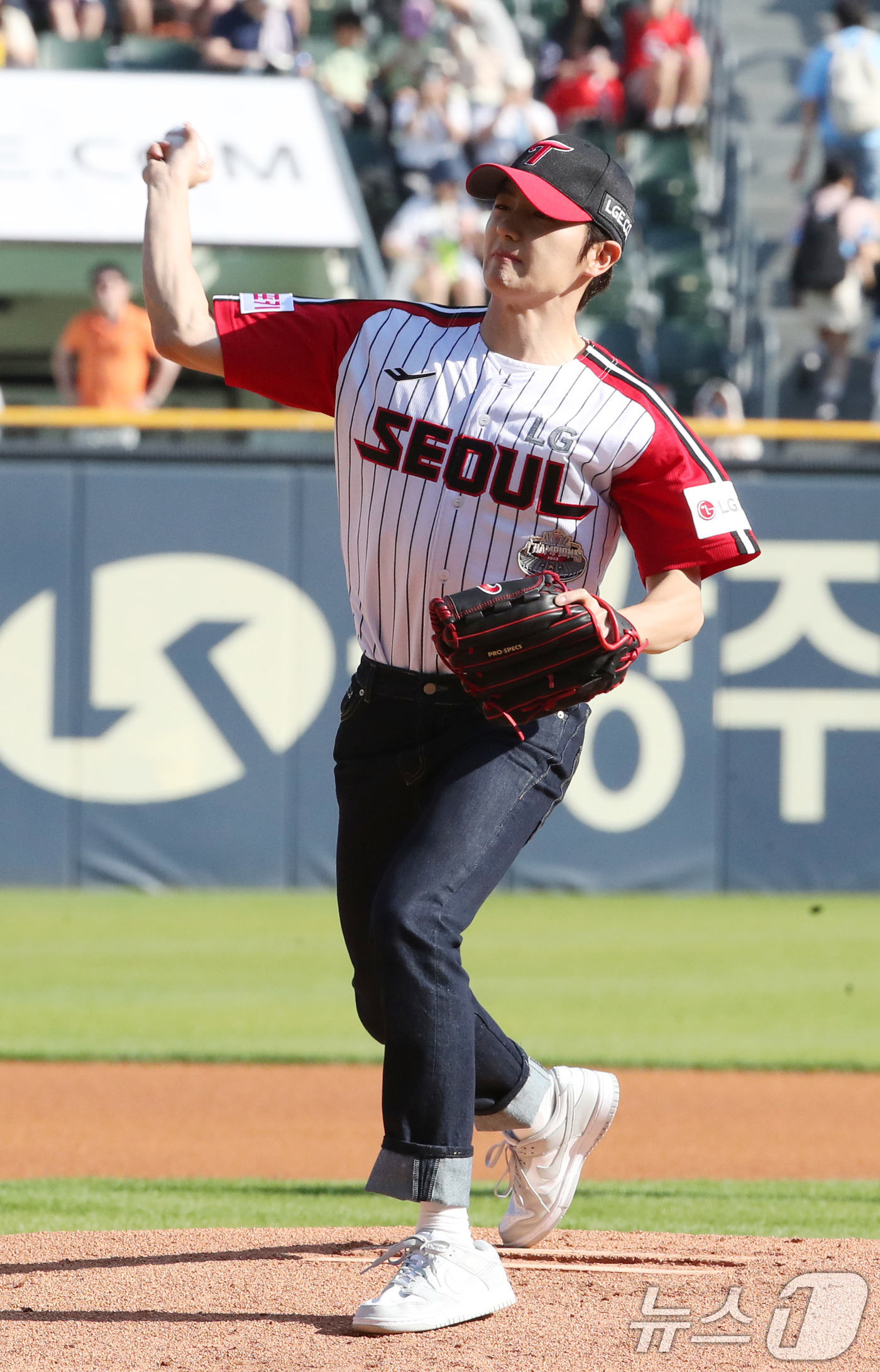 (서울=뉴스1) 임세영 기자 = 16일 오후 서울 송파구 잠실야구장에서 열린 프로야구 '2024 신한 SOL 뱅크 KBO리그' LG 트윈스와 롯데 자이언츠의 경기에서 아이돌 더보이 …