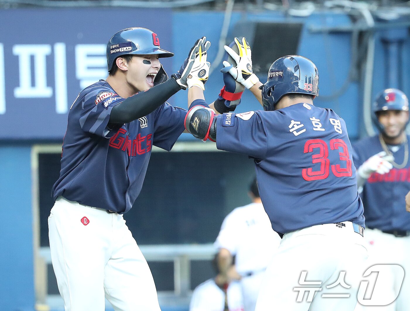 본문 이미지 - 16일 오후 서울 송파구 잠실야구장에서 열린 프로야구 '2024 신한 SOL 뱅크 KBO리그' LG 트윈스와 롯데 자이언츠의 경기 5회초 2사 1,2루 상황 롯데 손호영이 LG 김대현을 상대로 3점 홈런을 치고 윤동희와 하이파이브를 나누고 있다. 2024.6.16/뉴스1 ⓒ News1 임세영 기자