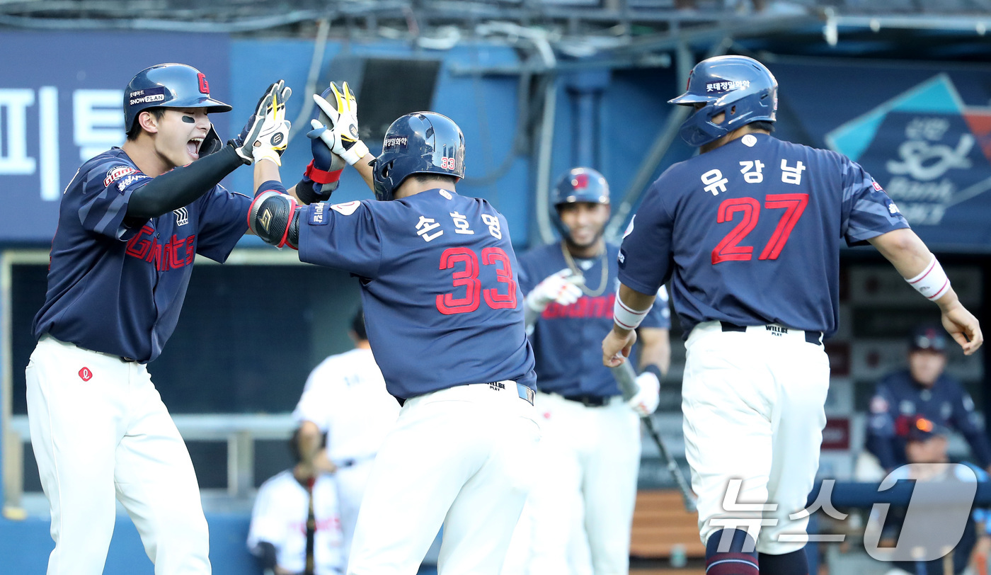 (서울=뉴스1) 임세영 기자 = 16일 오후 서울 송파구 잠실야구장에서 열린 프로야구 '2024 신한 SOL 뱅크 KBO리그' LG 트윈스와 롯데 자이언츠의 경기 5회초 2사 1, …