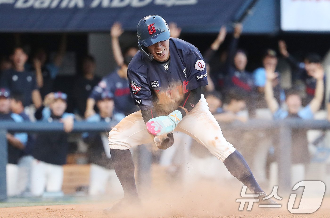 본문 이미지 - 16일 오후 서울 송파구 잠실야구장에서 열린 프로야구 '2024 신한 SOL 뱅크 KBO리그' LG 트윈스와 롯데 자이언츠의 경기 7회초 무사 1,2루 상황 롯데 윤동희의 번트때 2루주자 황성빈이 실책으로 홈에서 세이프 되고 있다. 2024.6.16/뉴스1 ⓒ News1 임세영 기자