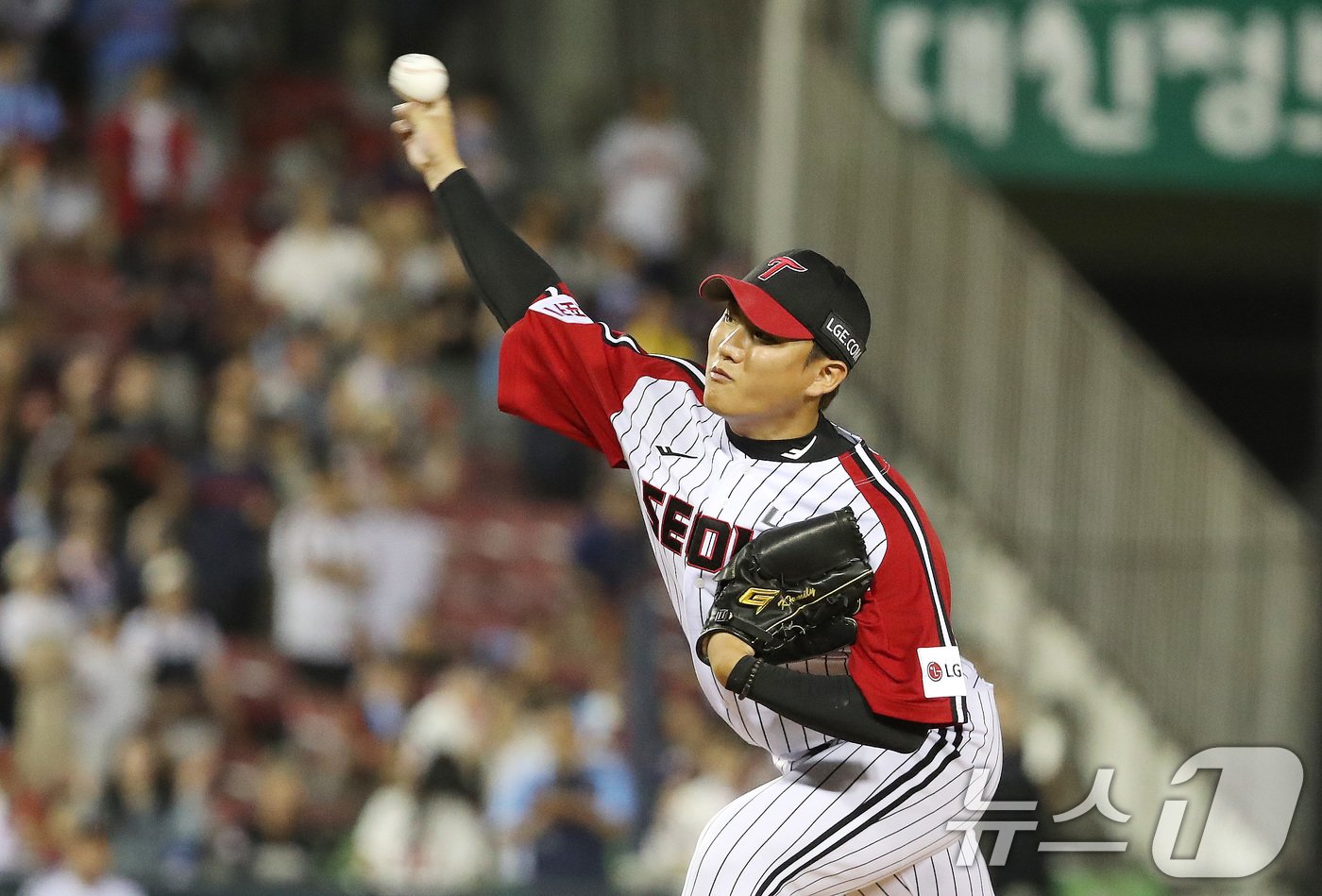 본문 이미지 - 16일 오후 서울 송파구 잠실야구장에서 열린 프로야구 '2024 신한 SOL 뱅크 KBO리그' LG 트윈스와 롯데 자이언츠의 경기 연장 10회 초 LG 김영준이 역투하고 있다. 2024.6.16/뉴스1 ⓒ News1 임세영 기자