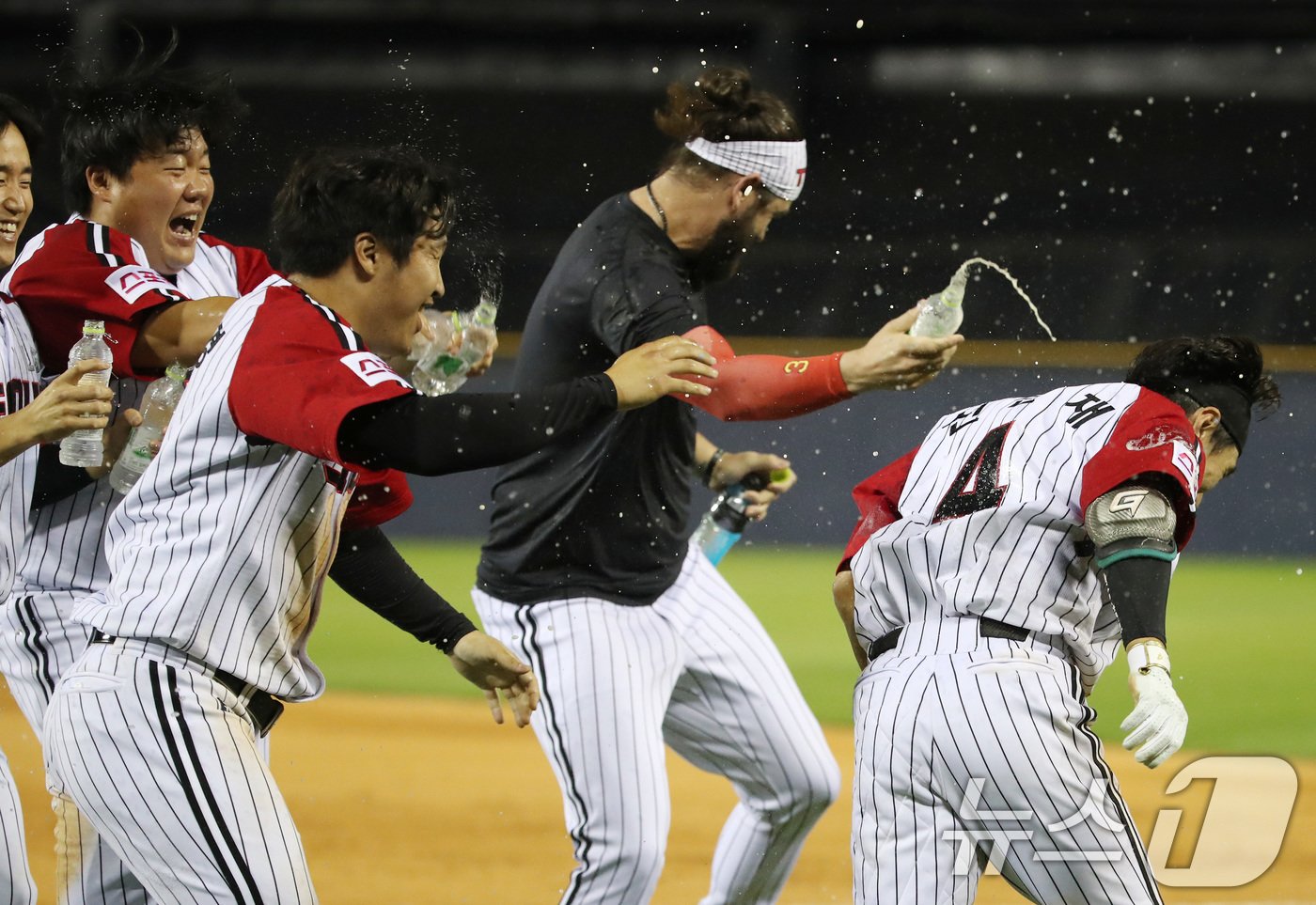 본문 이미지 - 16일 오후 서울 송파구 잠실야구장에서 열린 프로야구 '2024 신한 SOL 뱅크 KBO리그' LG 트윈스와 롯데 자이언츠의 경기 연장 10회말 1사 만루 상황 LG 신민재가 좌익수 희생플라이로 끝내기 타점을 만들고 동료들과 환호하고 있다. 이날 경기는 LG가 롯데를 상대로 9-8로 승리했다. 2024.6.16/뉴스1 ⓒ News1 임세영 기자