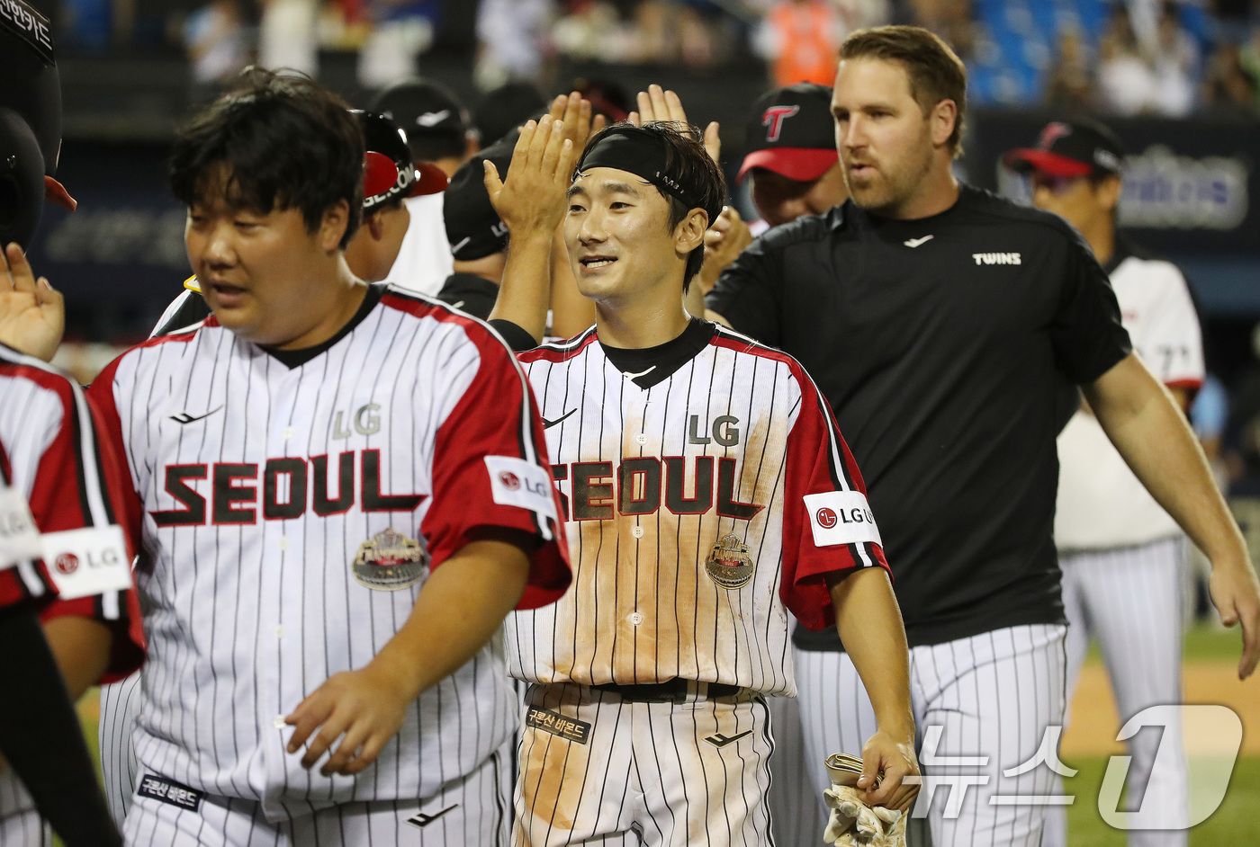 (서울=뉴스1) 임세영 기자 = 16일 오후 서울 송파구 잠실야구장에서 열린 프로야구 '2024 신한 SOL 뱅크 KBO리그' LG 트윈스와 롯데 자이언츠의 경기에서 LG 신민재가 …