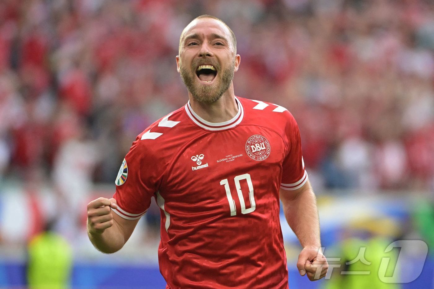 본문 이미지 - 1100일 만에 출전한 유로 경기에서 득점한 덴마크의 크리스티안 에릭센. ⓒ AFP=뉴스1