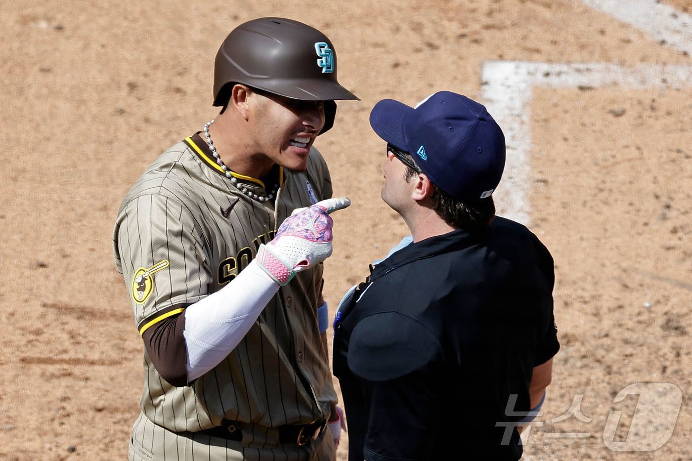 심판 판정에 강하게 항의하는 매니 마차도. ⓒ AFP=뉴스1