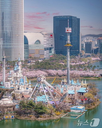본문 이미지 - 벚꽃이 활짝 핀 롯데월드 어드벤처(클룩 제공)