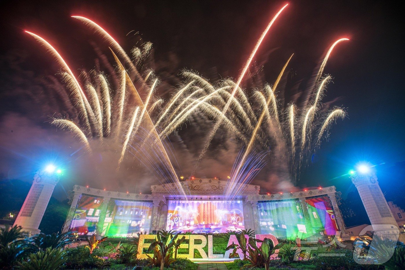 본문 이미지 - 멀티미디어 불꽃쇼(에버랜드 제공)