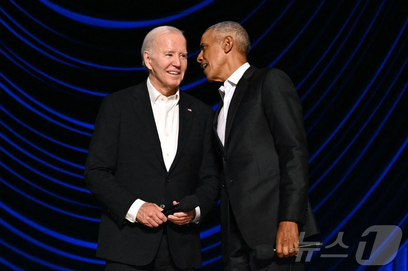 본문 이미지 - 조 바이든 미국 대통령과 버락 오바마 전 대통령이 15일 (현지시간) 캘리포니아주 로스앤젤레스의 피코크 극장에서 열린 대선 자금 모금 행사에 참석을 하고 있다. 2024.06.17 ⓒ AFP=뉴스1 ⓒ News1 우동명 기자