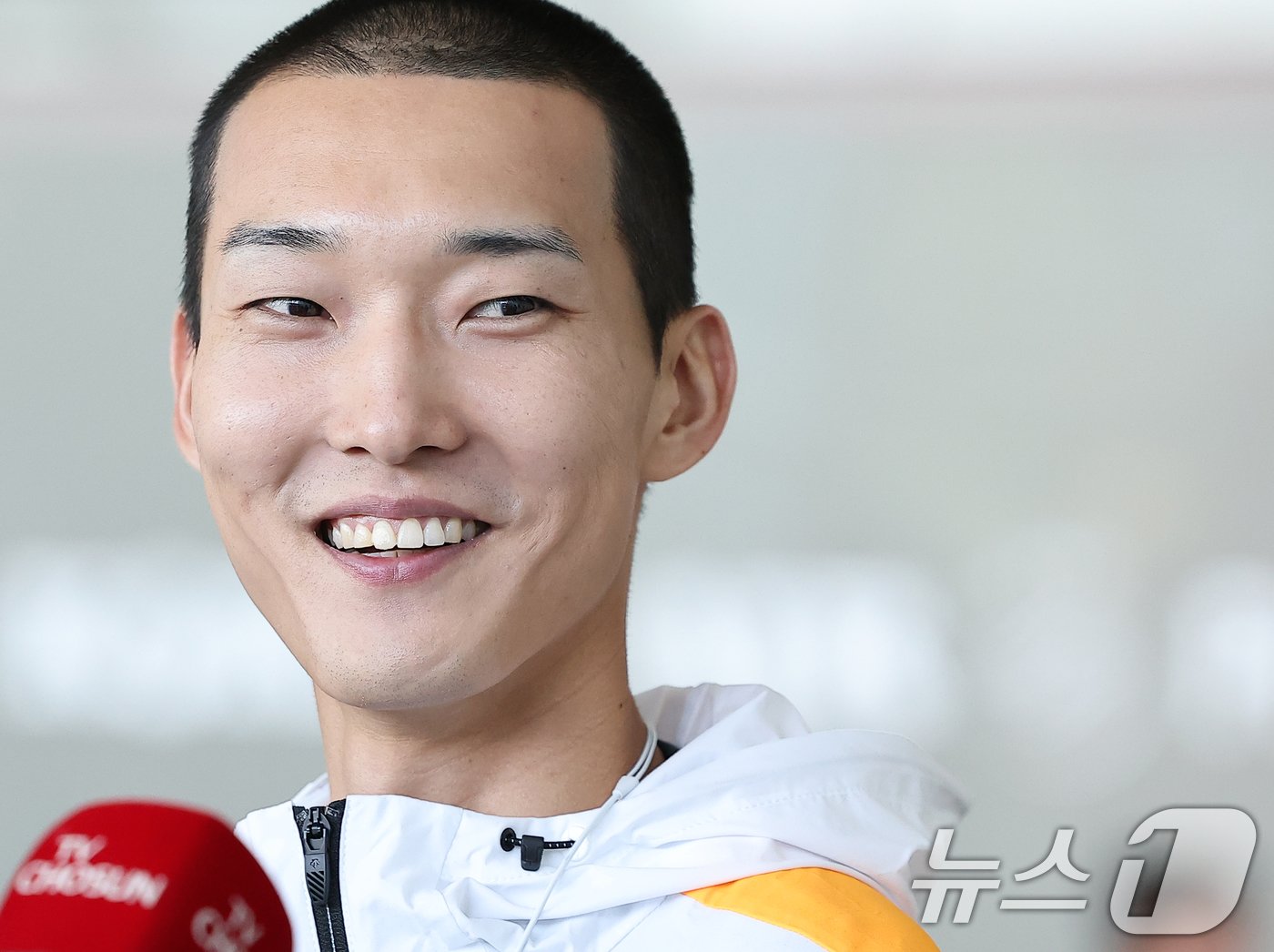 본문 이미지 - 대한민국 높이뛰기 간판 우상혁(용인시청)이 유럽 전지 훈련 및 7월 다이아몬드리그 대회 참가를 위해 17일 오전 인천국제공항 제2터미널에서 체코 프라하로 출국 전 취재진과 인터뷰를 하고 있다. 2024.6.17/뉴스1 ⓒ News1 김진환 기자