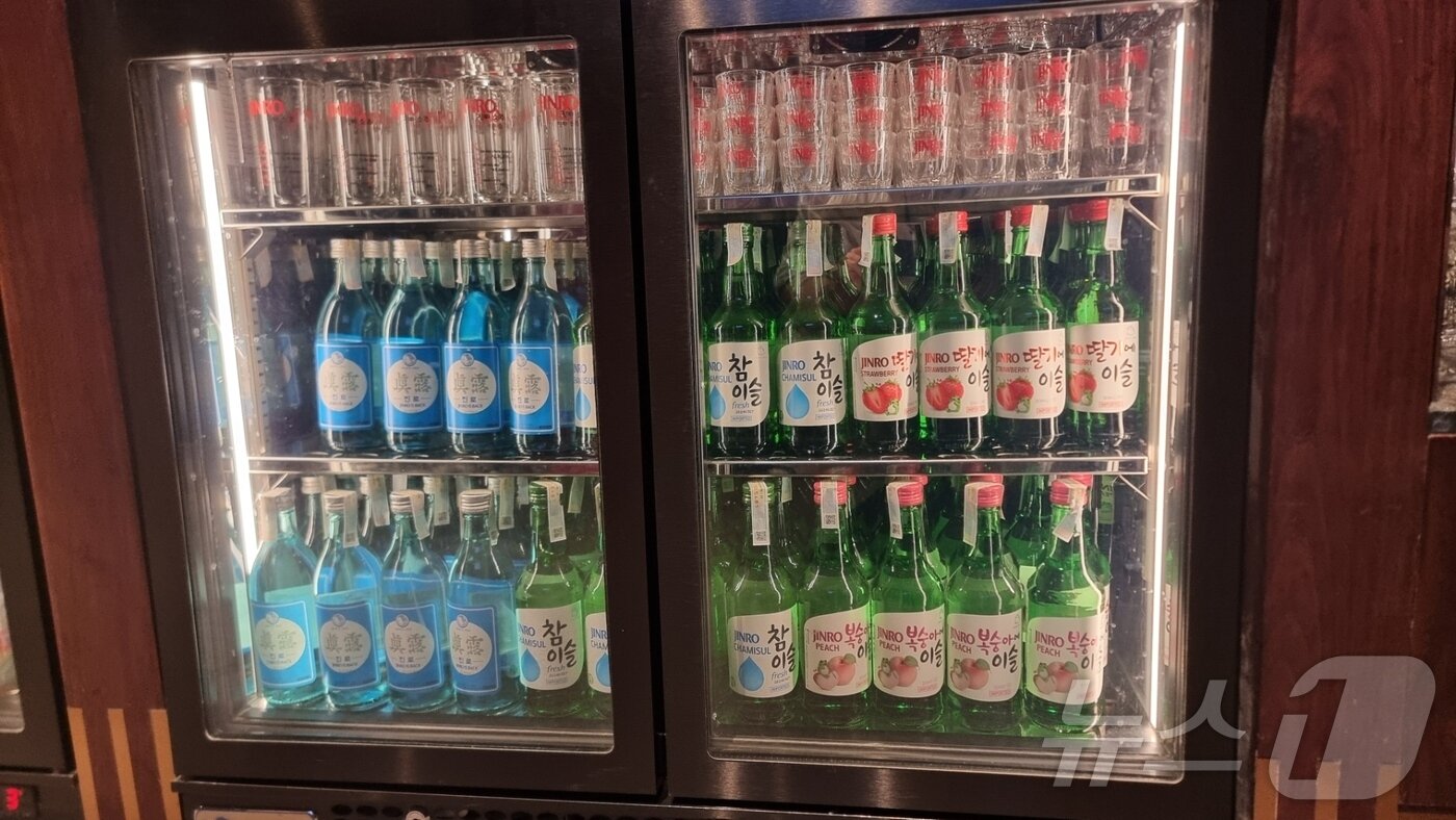 본문 이미지 - 하이트진로 2030 글로벌 비전 발표식 현장에서 준비된 현지 판매 소주 제품들.