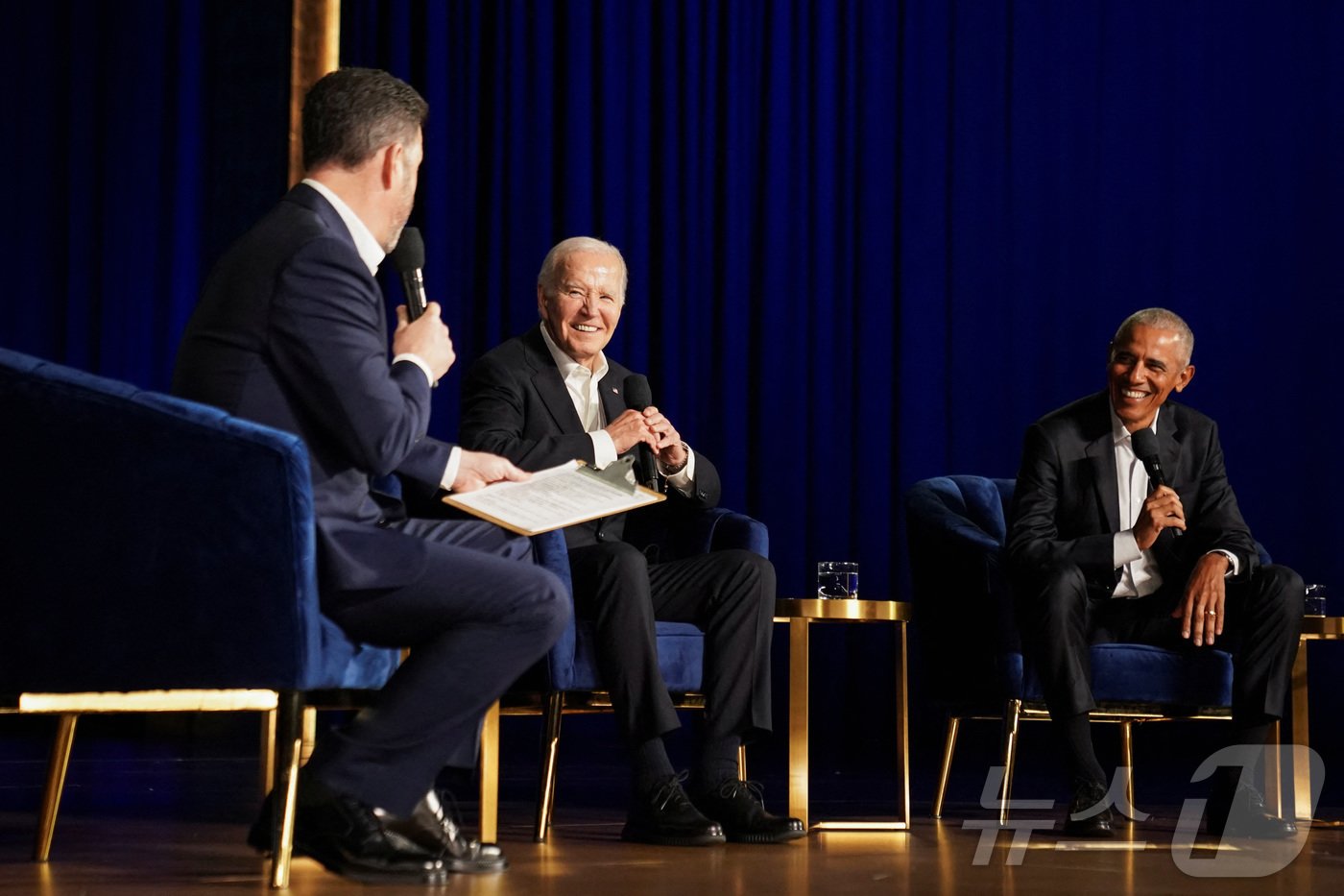 본문 이미지 - 조 바이든 미국 대통령&#40;가운데&#41;과 버락 오바마 전 미국 대통령&#40;사진 우측&#41; 지난 15일&#40;현지시간&#41; 미국 캘리포니아주 로스앤젤레스&#40;LA&#41; 피콕 극장에서 열린 민주당 대선 캠페인 모금 행사에서 진행된 대담에 참여하고 있다. 사회는 유명 방송인 지미 킴멜이 맡았다. ⓒ 로이터=뉴스1 ⓒ News1 류정민 기자