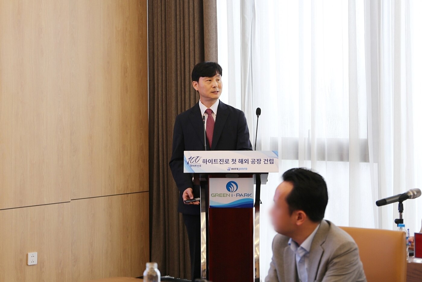 본문 이미지 - 정성훈 진로소주 베트남 법인장이 타이빈 성 공단 홍보관에서 발표하고 있다.(하이트진로 제공)