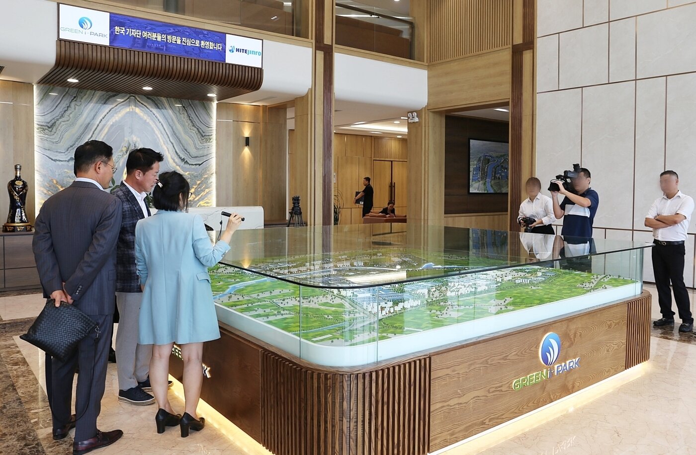 본문 이미지 - 타이빈 성 공단 홍보관 현장 사진(하이트진로 제공)