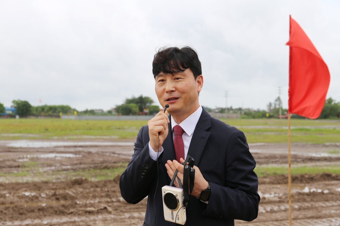 본문 이미지 - 정성훈 진로소주 베트남 법인장이 하이트진로 베트남 공장 부지에서 발표하고 있다.(하이트진로 제공)