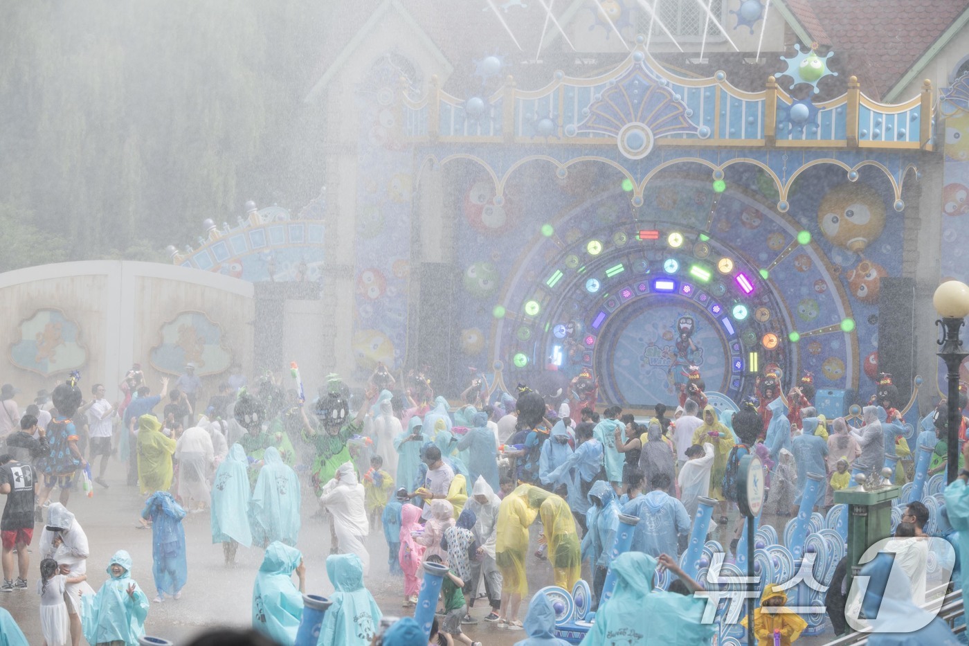 (서울=뉴스1) = 에버랜드가 오는 21일부터 8월 25일까지 시원한 물을 테마로 한 여름축제 '워터 스텔라(Water Stellar)'를 개최한다고 17일 밝혔다.이번 축제 동안 …