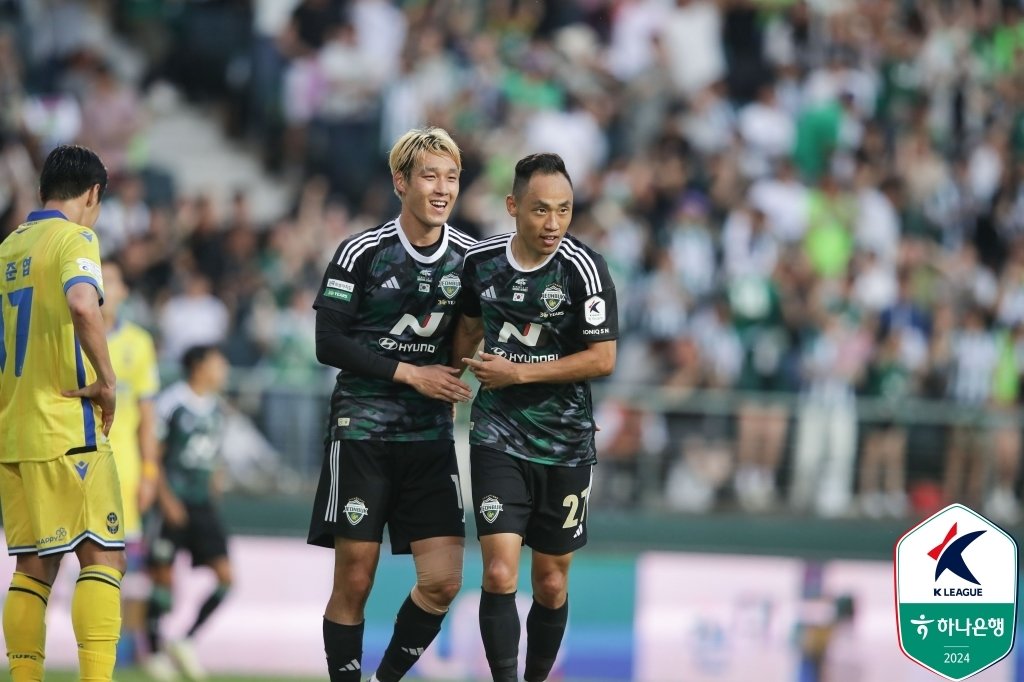 전북의 문선민&#40;오른쪽&#41;&#40;한국프로축구연맹 제공&#41; 