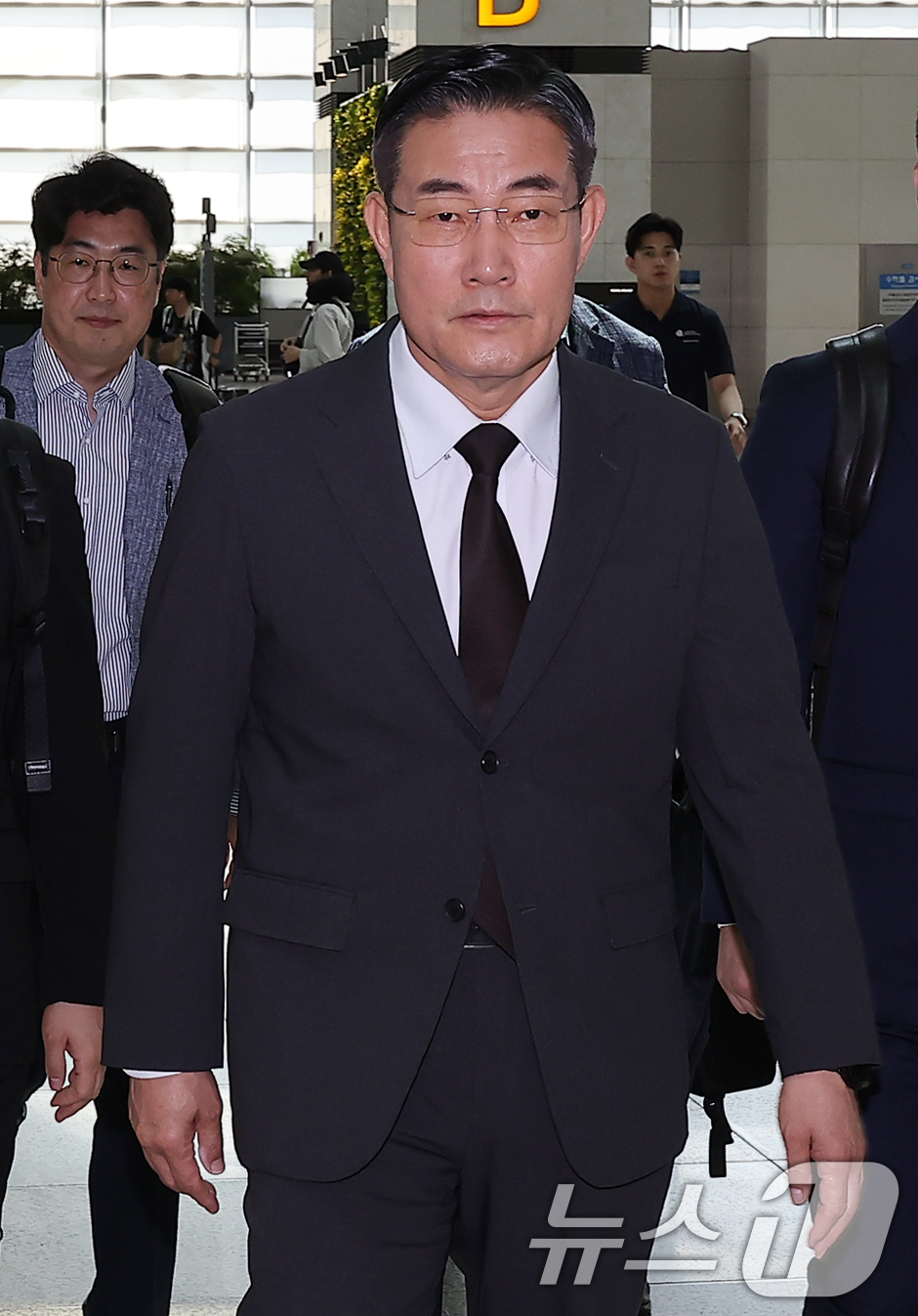 (인천공항=뉴스1) 김진환 기자 = 신원식 국방부 장관이 K-방산 수출 논의를 위해 17일 오전 인천국제공항을 통해 루마니아 및 폴란드로 출국하고 있다.국방부에 따르면 신 장관은 …