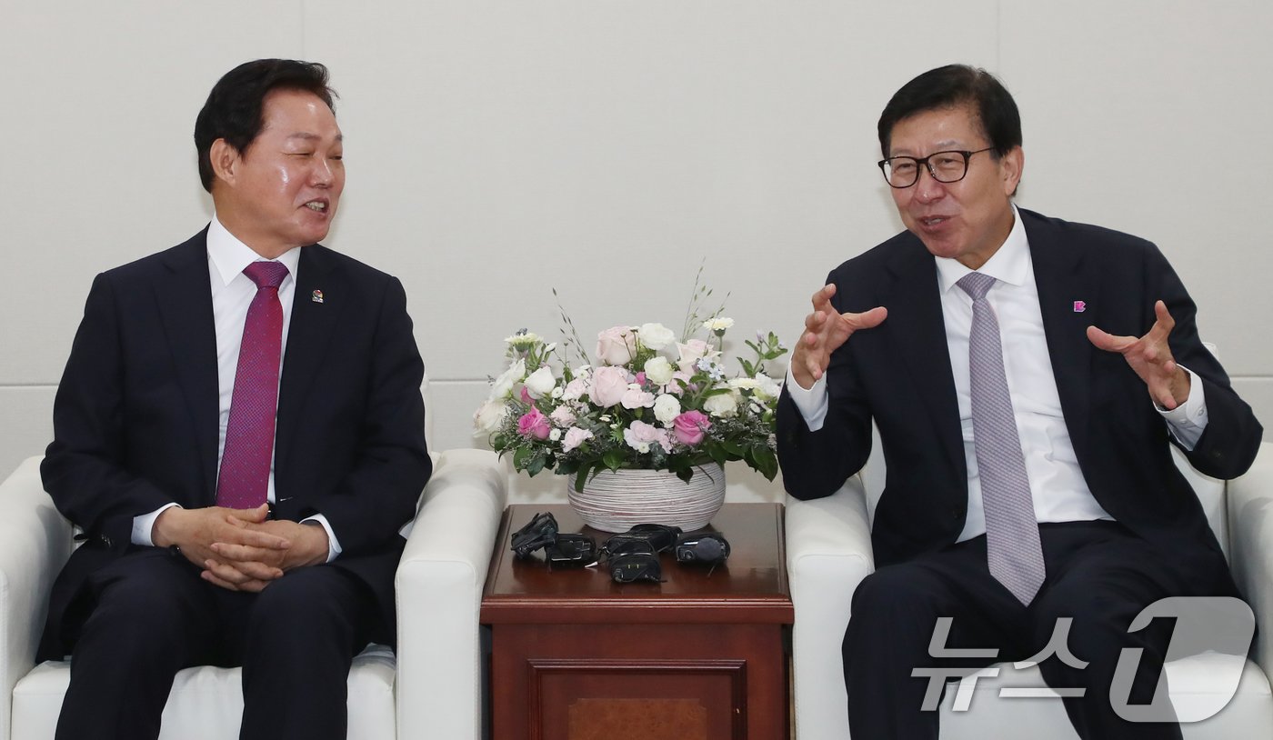 본문 이미지 - 박형준 부산시장과 박완수 경남도지사가 17일 오전 부산시청 접견실에서 회동하고 있다. 2024.6.17/뉴스1 ⓒ News1 윤일지 기자