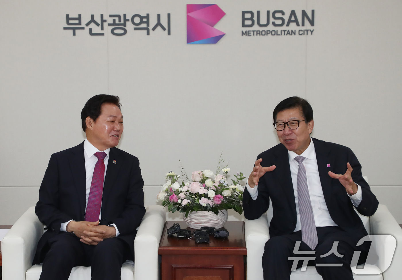 (부산=뉴스1) 윤일지 기자 = 박형준 부산시장과 박완수 경남도지사가 17일 오전 부산시청 접견실에서 회동하고 있다.이번 회동에서는 부산·경남 행정통합 등 시도 간 현안을 비롯해 …