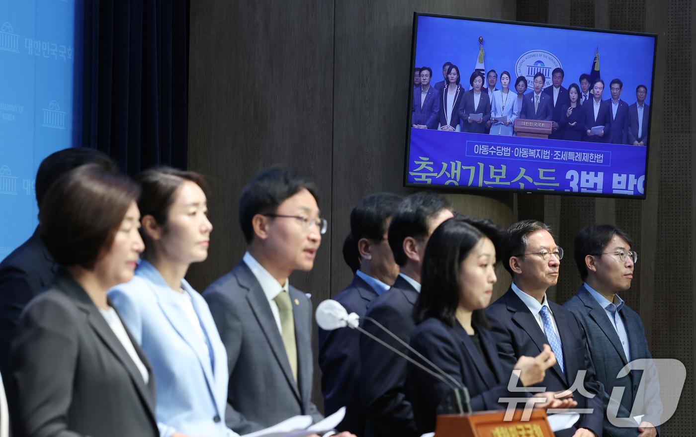 (서울=뉴스1) 김민지 기자 = 더불어민주당기획재정위원회·보건복지위원회 소속 의원들이 17일 아동수당법·아동복지법·조세특례제한법 출생기본소득 3법 발의 공동 기자회견을 하고 있다. …