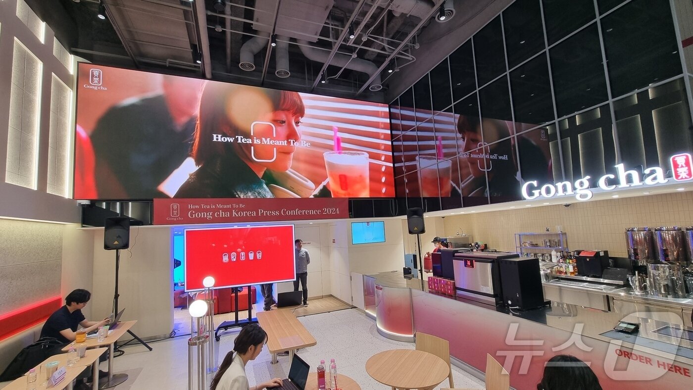 본문 이미지 - 공차코리아 강남본점 매장 전경.