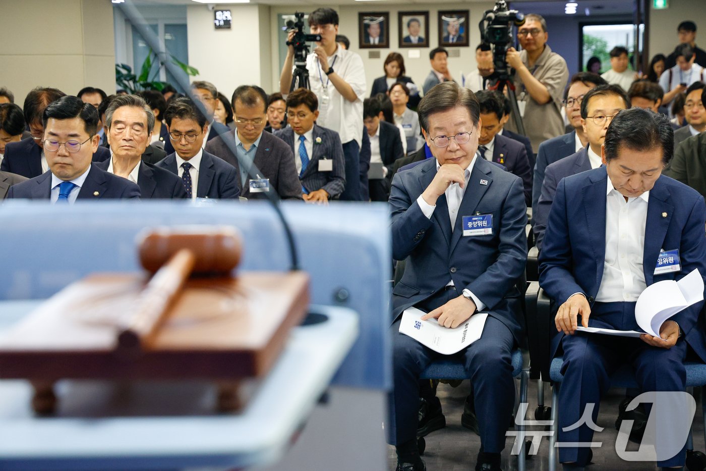 이재명 더불어민주당 대표가 17일 오전 서울 여의도 당사에서 열린 중앙위원회의에 참석하고 있다. 민주당은 이날 중앙위원회에서 &#39;대선 1년 전 당대표직 사퇴&#39; 규정에 예외를 두는 당헌 개정을 추진한다. 2024.6.17/뉴스1 ⓒ News1 안은나 기자