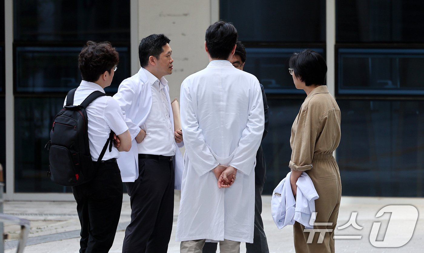본문 이미지 - 17일 오전 서울 종로구 서울대학교 의과대학 융합관 양윤선홀에서 열린 휴진 결의 집회에 앞서 참가를 앞둔 의사들이 대화를 나누고 있다. .2024.6.17/뉴스1 ⓒ News1 박지혜 기자