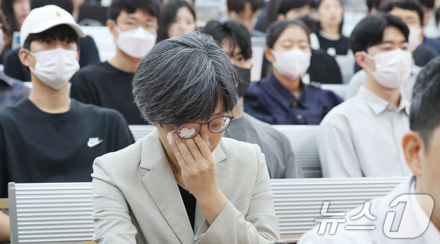 강희경 서울의대·서울대병원 교수협의회 비상대책위원장이 17일 서울 종로구 서울대학교 의과대학 융합관 양윤선홀에서 열린 휴진 결의 집회에서 곽재건 서울대병원 소아흉부외과 교수의 환자들에게 드리는 편지글에 눈물을 흘리고 있다. 이날 서울대 의대와 서울대병원 교수들의 50% 이상이 전공의 사태 등의 해결을 요구하며 집단 휴진에 나섰다.2024.6.17/뉴스1 ⓒ News1 박지혜 기자