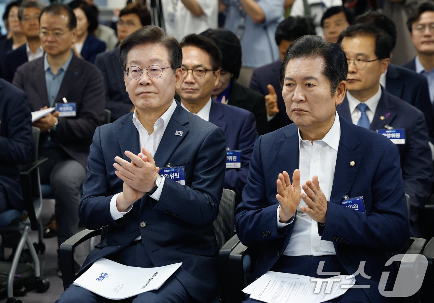 이재명 더불어민주당 대표와 정청래 최고위원 등 중앙위원들이 17일 오전 서울 여의도 당사에서 열린 중앙위원회의에 참석해 손뼉치고 있다. 2024.6.17/뉴스1 ⓒ News1 안은나 기자