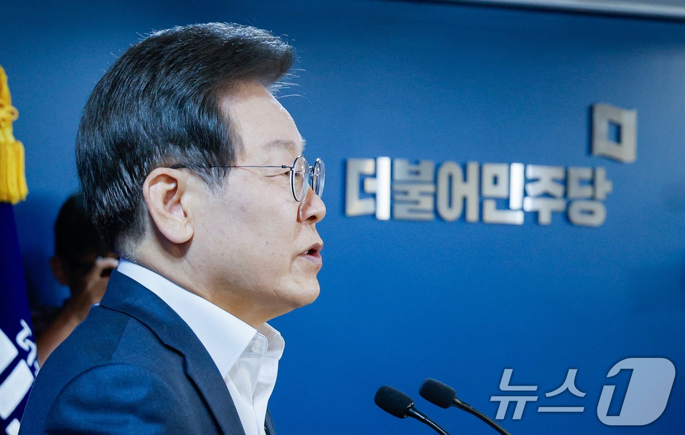 본문 이미지 - 이재명 더불어민주당 대표가 17일 오전 서울 여의도 당사에서 열린 중앙위원회의에 참석해 인사말을 하고 있다. 2024.6.17/뉴스1 ⓒ News1 안은나 기자