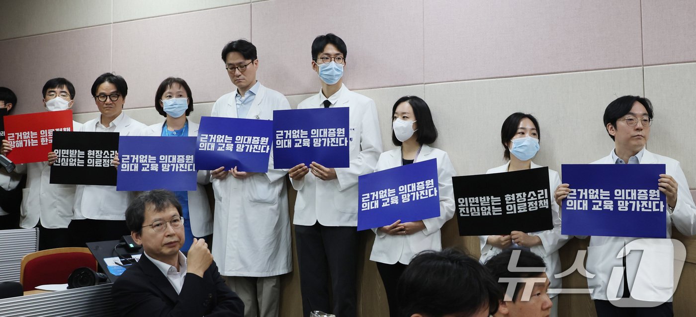 본문 이미지 - 서울대학교 의과대학 교수, 전공의, 의대생들이 17일 오전 서울 종로구 서울대학교 의과대학 융합관 양윤선홀에서 열린 휴진 결의 집회에 참석하고 있다. .2024.6.17/뉴스1 ⓒ News1 박지혜 기자