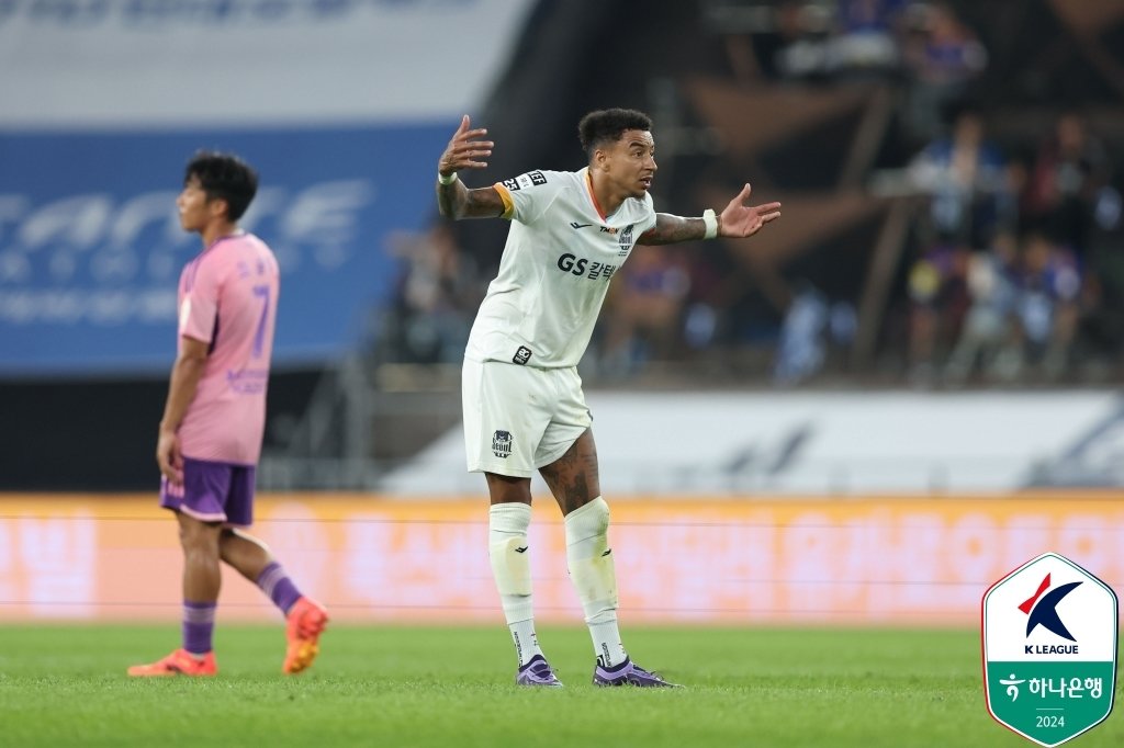 선수들을 격려하는 린가드&#40;한국프로축구연맹 제공_ 