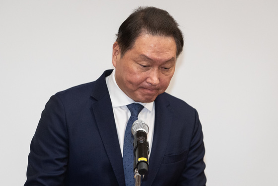 '최태원, 동거녀에 천억 썼다' 유튜버, 1심서 징역형 집유…일부 무죄