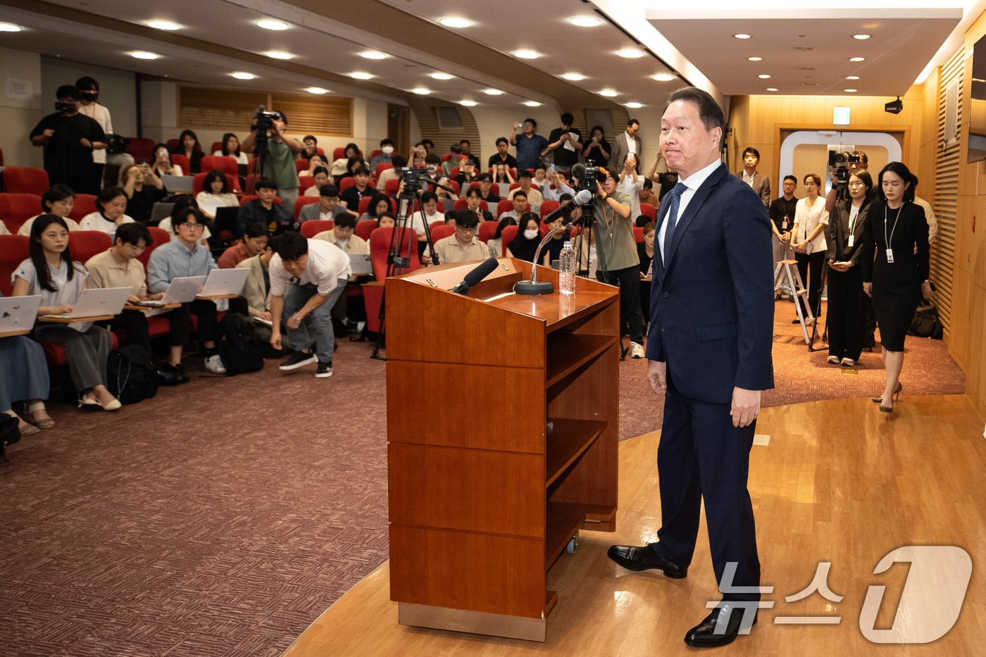 최태원 SK그룹 회장이 17일 서울 종로구 SK서린빌딩에서 열린 노소영 아트센터 나비 관장과의 이혼소송 항소심 관련 기자 설명회에 참석해 상고이유에 대해 밝힌 후 회견장을 나서고 있다. 2024.6.17/뉴스1 ⓒ News1 유승관 기자