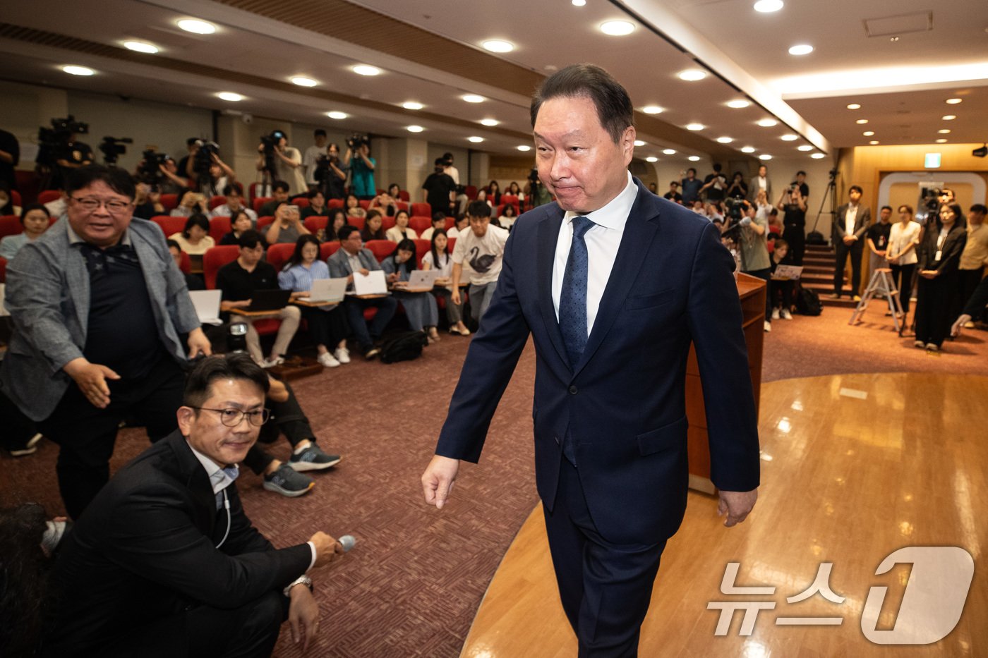 최태원 SK그룹 회장이 17일 서울 종로구 SK서린빌딩에서 열린 노소영 아트센터 나비 관장과의 이혼소송 항소심 관련 기자 설명회에 참석해 상고이유에 대해 밝힌 후 회견장을 나서고 있다. 2024.6.17/뉴스1 ⓒ News1 유승관 기자