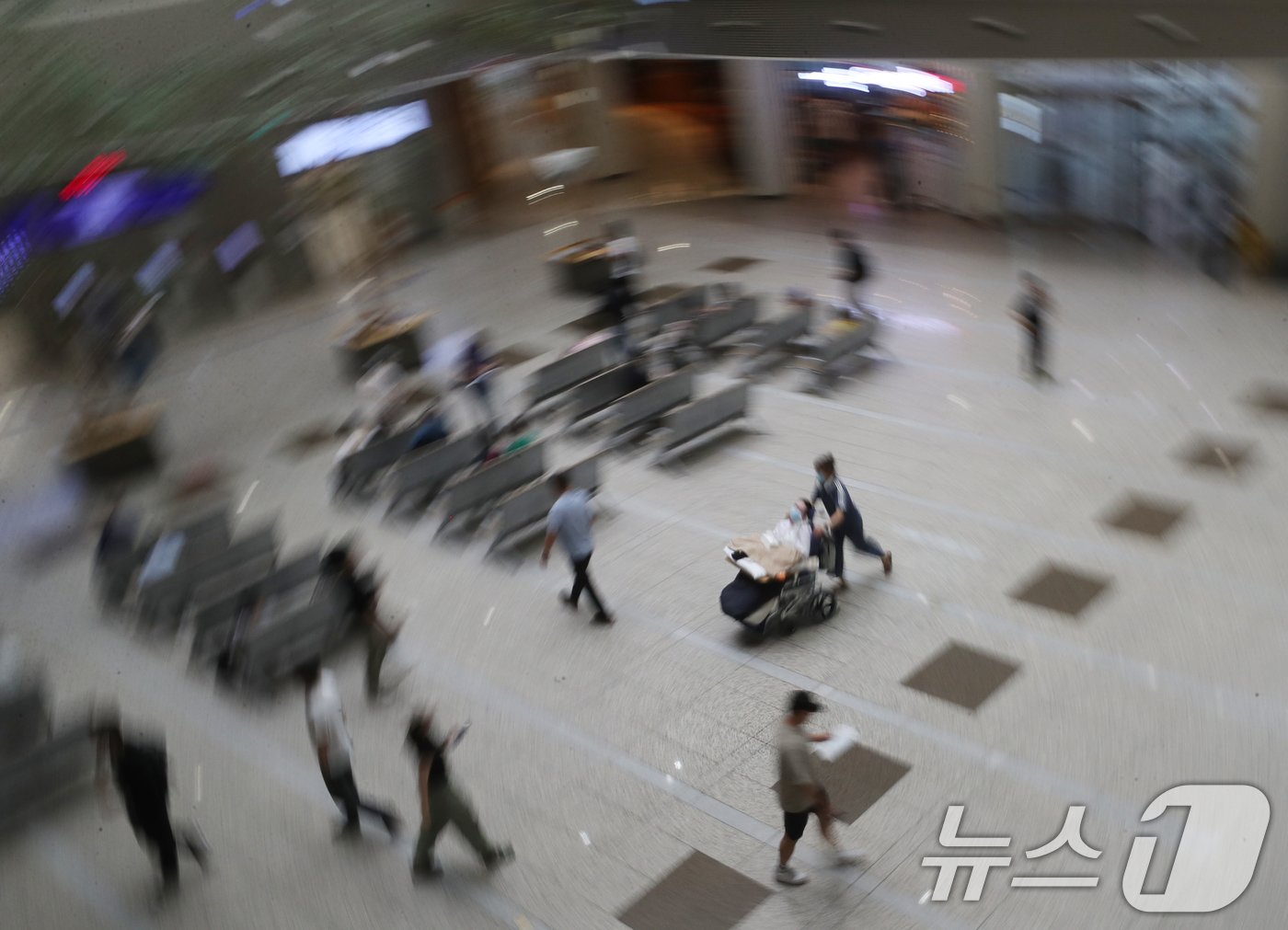 서울대 의대 산하 서울대병원·분당서울대병원·보라매병원·서울대병원강남센터 등 4개 병원 교수들이 무기한 휴진에 돌입한 17일 경기 성남시 분당서울대병원에서 환자들이 이동하고 있다. 2024.6.17/뉴스1 ⓒ News1 김영운 기자