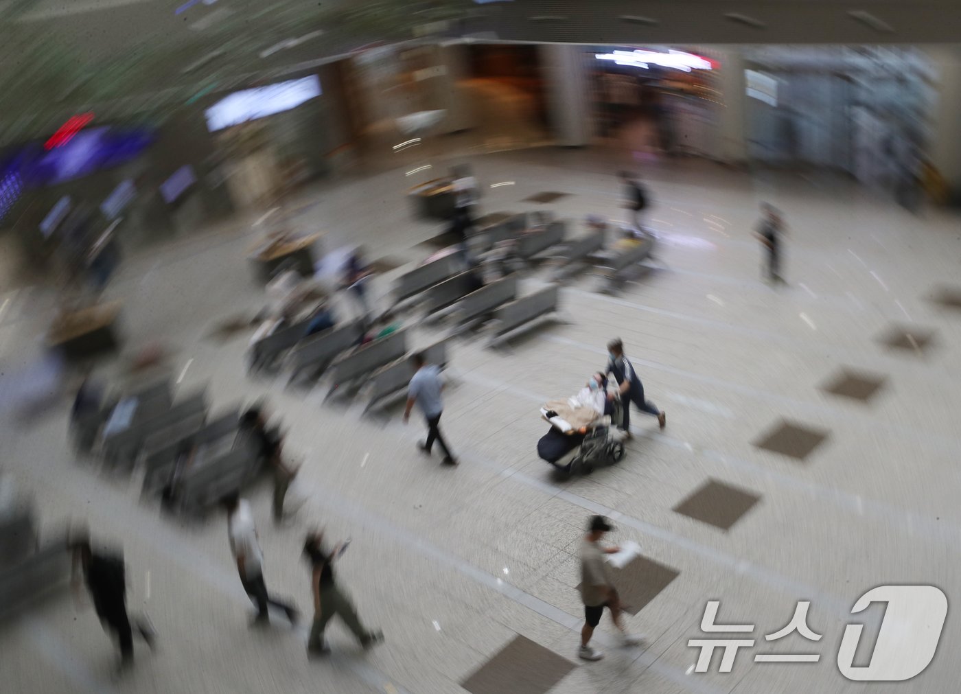 본문 이미지 - 서울대 의대 산하 서울대병원·분당서울대병원·보라매병원·서울대병원강남센터 등 4개 병원 교수들이 무기한 휴진에 돌입한 17일 경기 성남시 분당서울대병원에서 환자들이 이동하고 있다. 2024.6.17/뉴스1 ⓒ News1 김영운 기자