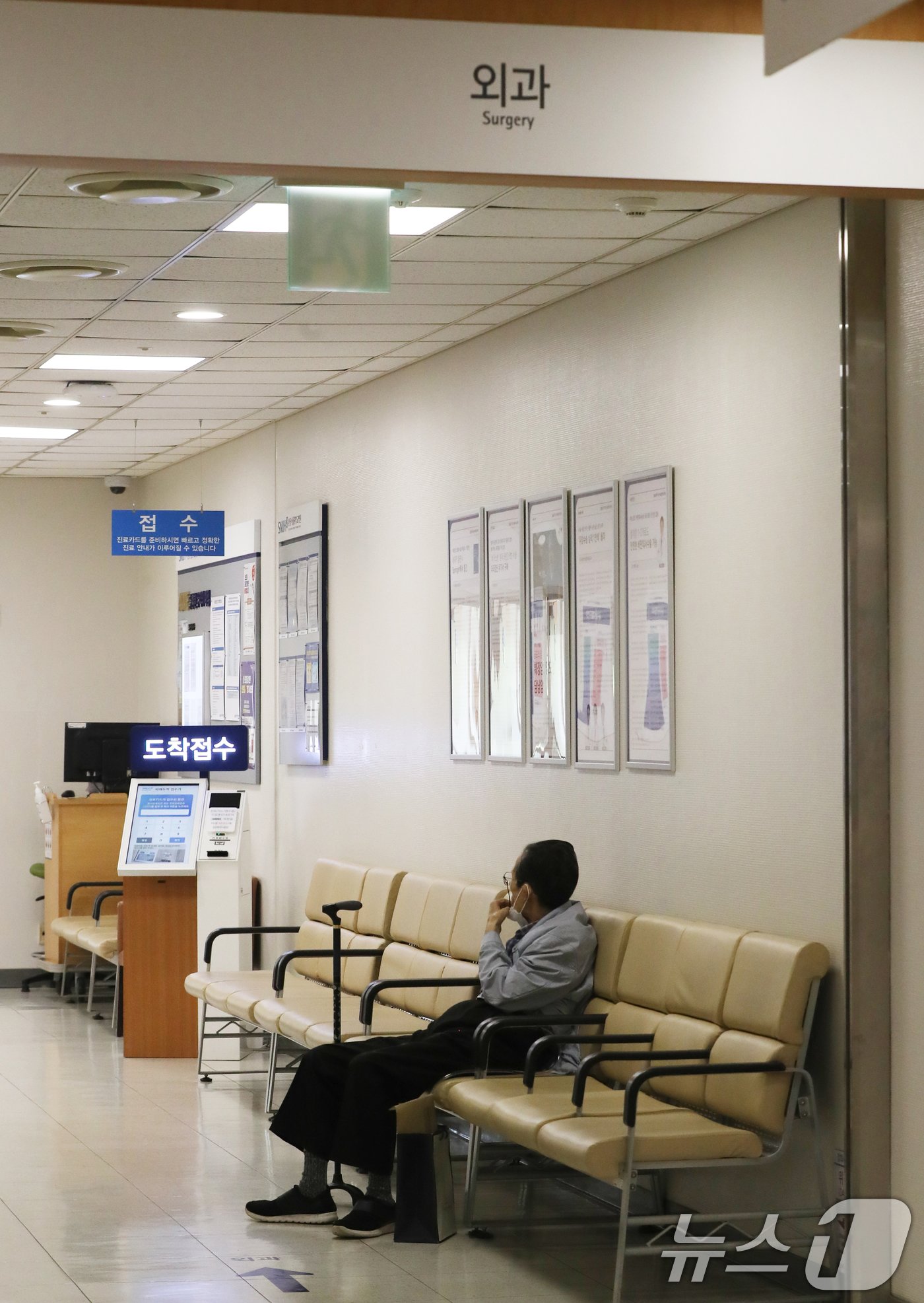 본문 이미지 - 서울대 의대 산하 서울대병원·분당서울대병원·보라매병원·서울대병원강남센터 등 4개 병원 교수들이 무기한 휴진에 돌입한 17일 경기 성남시 분당서울대병원에서 환자들이 외래 진료 대기를 하고 있다. 2024.6.17/뉴스1 ⓒ News1 김영운 기자