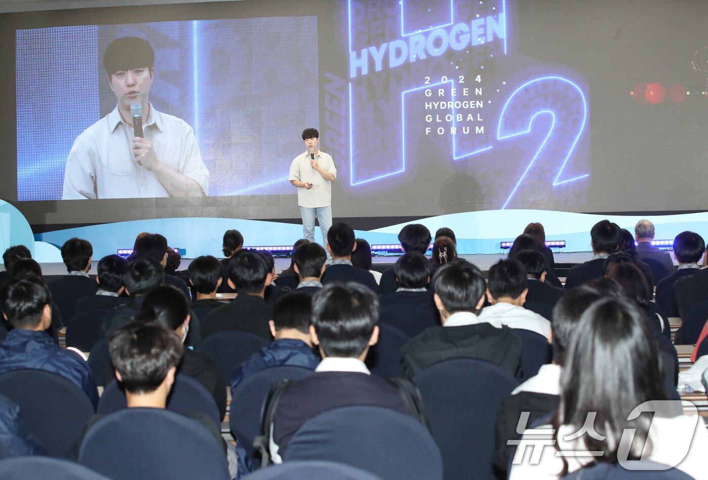 본문 이미지 - 과학유튜버 궤도가 17일 제주국제컨벤션센터에서 열린 2024 그린수소 글로벌 포럼에서 고등학생과 대학생 등 300명을 대상으로 '미래의 꿈, 그린수소의 비밀을 풀어가는 시간'을 주제로 강연하고 있다. 2024.6.17/뉴스1 ⓒ News1 오현지 기자