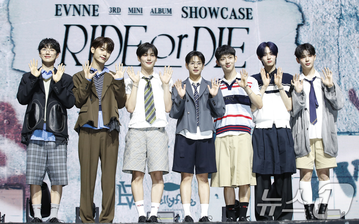 (서울=뉴스1) 권현진 기자 = 그룹 이븐이 17일 서울 광장동 예스24 라이브홀에서 가진 세 번째 미니앨범 '라이드 오어 다이(RIDE or DIE)' 쇼케이스에서 포즈를 취하고 …