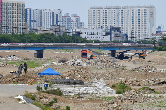 "냉천에 보호종 식물 복원"…포스코퓨처엠, 하천 생태계 보호 봉사