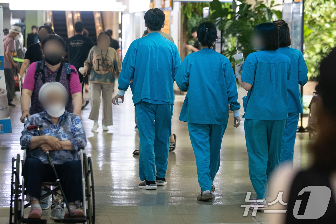 본문 이미지 - 17일 서울시내 한 종합병원에서 의료진들이 이동하고 있다. 2024.6.17/뉴스1 ⓒ News1 유승관 기자