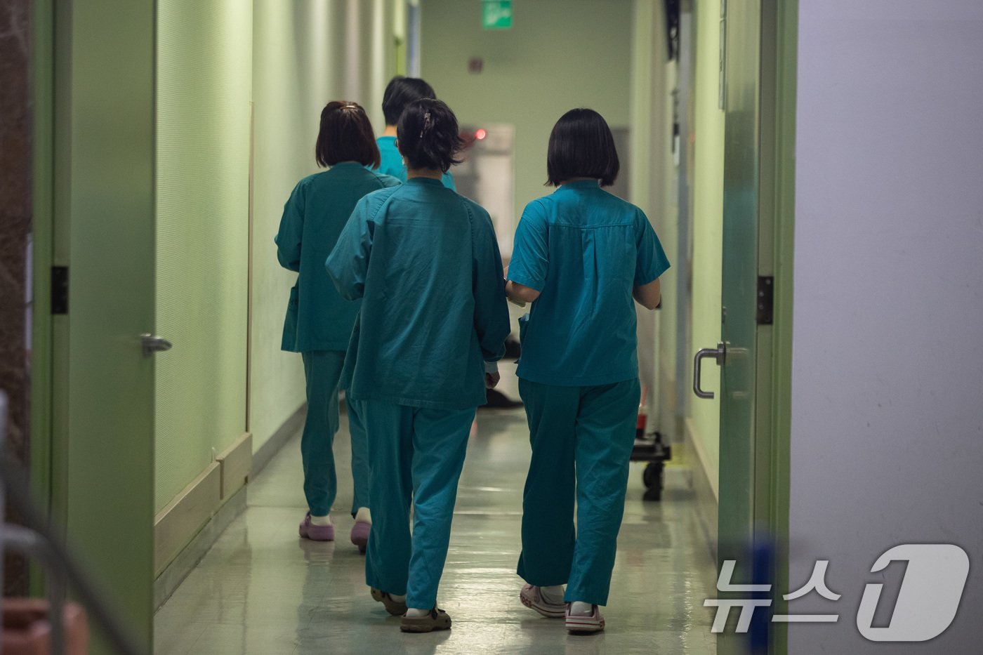 본문 이미지 - 17일 서울시내 한 종합병원에서 의료진들이 이동하고 있다. 17일 의료계에 따르면 서울대 의대 산하 서울대병원·분당서울대병원·보라매병원·서울대병원강남센터 등 4개 병원 교수들은 이날부터 무기한 휴진에 돌입한다. 서울의대 비대위에 따르면 이날부터 22일까지 외래 휴진 또는 축소, 정규 수술·시술·검사 일정 연기에 나선 교수는 전체 967명 중 529명&#40;54.7%&#41;으로 조사됐다. 2024.6.17/뉴스1 ⓒ News1 유승관 기자